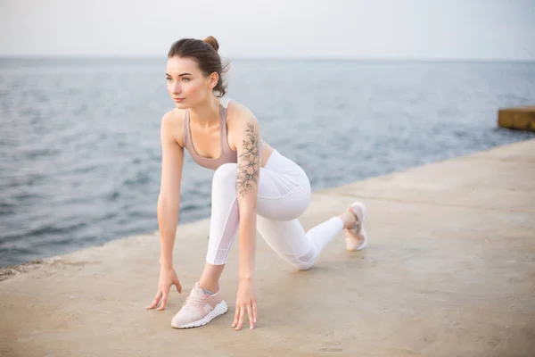 Chica Pensativa Top Deportivo Polainas Blancas Practicando Yoga Con Vista —  Fotos de Stock