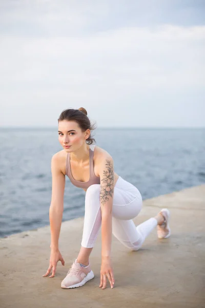 Gadis Cantik Dengan Baju Olahraga Dan Legging Putih Berlatih Yoga — Stok Foto