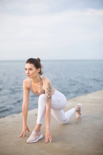 Gadis Cantik Dengan Baju Olahraga Dan Legging Putih Berlatih Yoga — Stok Foto