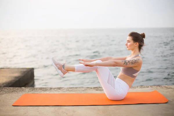 Mujer Joven Que Entrena Soñadoramente Yoga Posa Junto Mar Hermosa — Foto de Stock