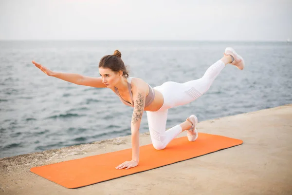Ung Kvinna Eftertänksamt Öva Yoga Vid Havet Fundersam Tjej Sportig — Stockfoto