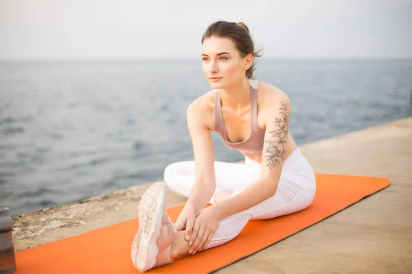 Mujer Joven Mirando Soñadoramente Lado Practicando Yoga Junto Mar Chica — Foto de Stock