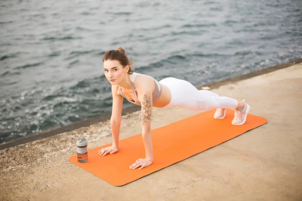 Ung Kvinna Som Drömmande Tittar Kameran Praktisera Yoga Vid Havet — Stockfoto