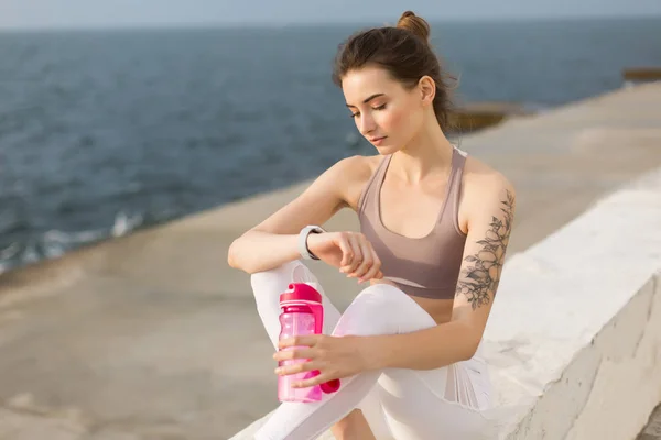 Joven Mujer Reflexiva Parte Superior Deportiva Polainas Blancas Con Botella —  Fotos de Stock