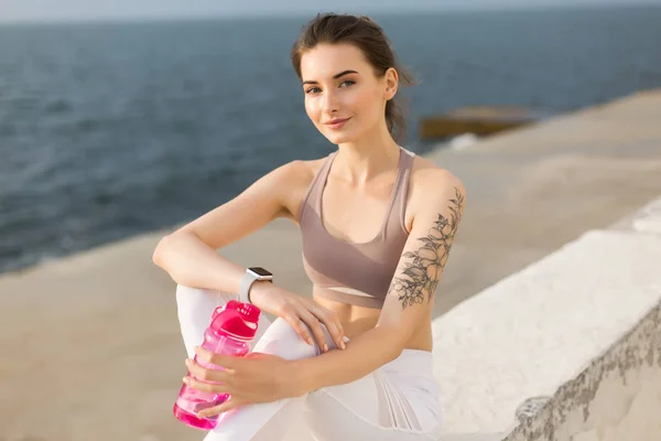 Joven Mujer Sonriente Top Deportivo Polainas Blancas Sosteniendo Botella Deporte —  Fotos de Stock