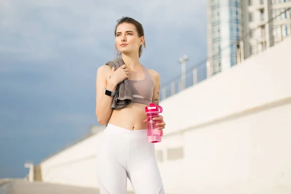 Menina Bonita Topo Desportivo Leggings Brancos Com Toalha Ombro Segurando — Fotografia de Stock