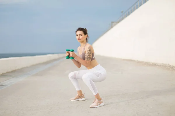 Junge Schöne Frau Sportlichem Top Und Weißen Leggings Beim Kniebeugen — Stockfoto