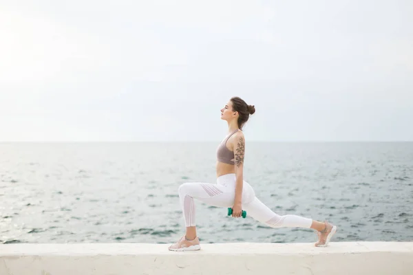 Fata Frumoasa Partea Sus Sportiv Jambiere Alb Face Exerciții Gantere — Fotografie, imagine de stoc