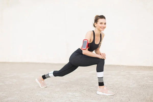 Joven Mujer Alegre Parte Superior Deportiva Gris Oscuro Polainas Con —  Fotos de Stock