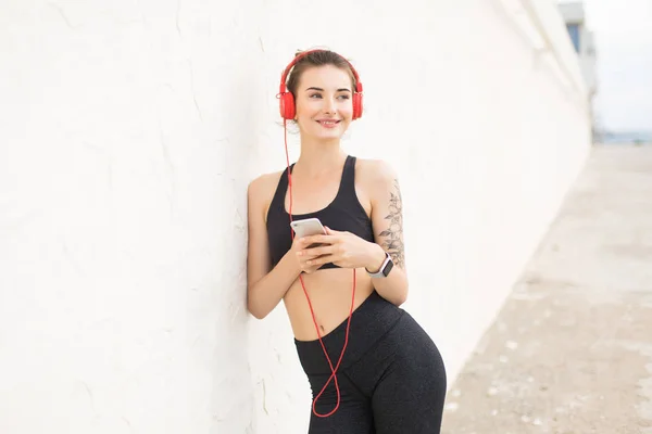 Bella Ragazza Gioiosa Grigio Scuro Top Sportivo Leggings Cuffie Rosse — Foto Stock