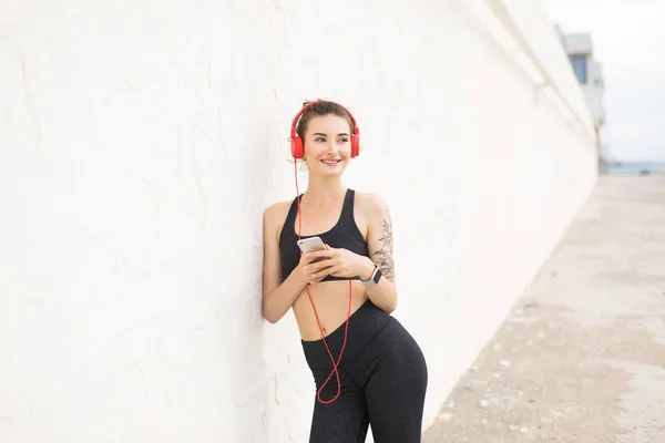 Jovem Mulher Sorridente Cinza Escuro Top Desportivo Leggings Fones Ouvido — Fotografia de Stock