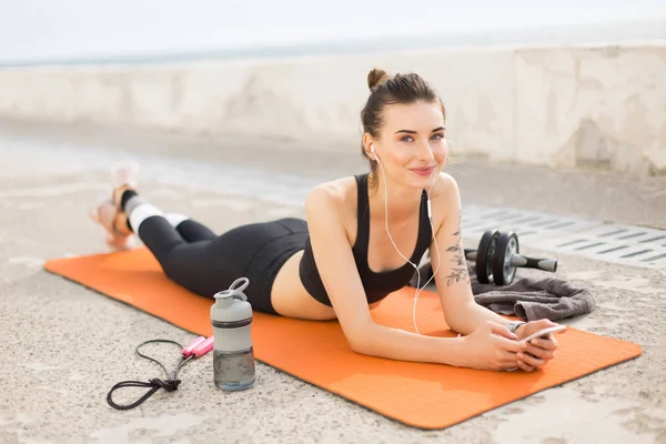 Молодая Красивая Женщина Спортивном Топе Леггинсы Наушниками Лежал Циновке Yoga — стоковое фото