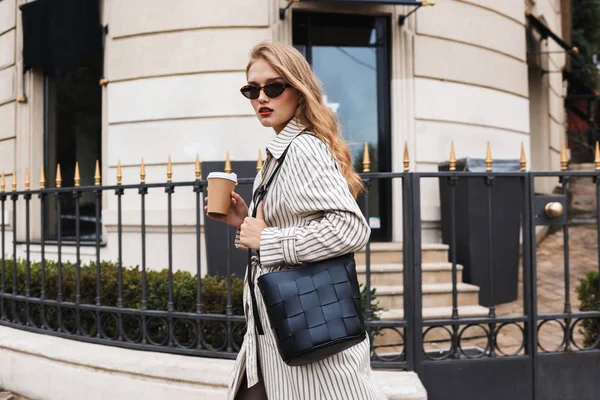 Mujer Atractiva Joven Gabardina Rayada Gafas Sol Con Bolso Negro — Foto de Stock