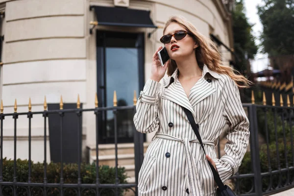 Mujer Atractiva Joven Gabardina Rayada Con Pequeño Bolso Cruzado Negro — Foto de Stock