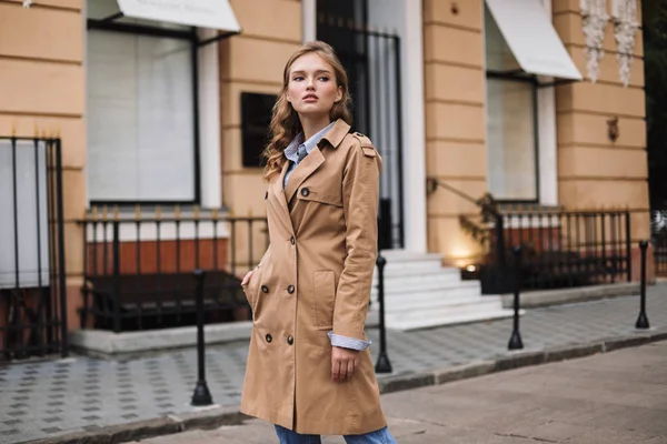 Chica Bastante Reflexiva Gabardina Mirando Soñadoramente Lado Caminando Por Acogedora — Foto de Stock