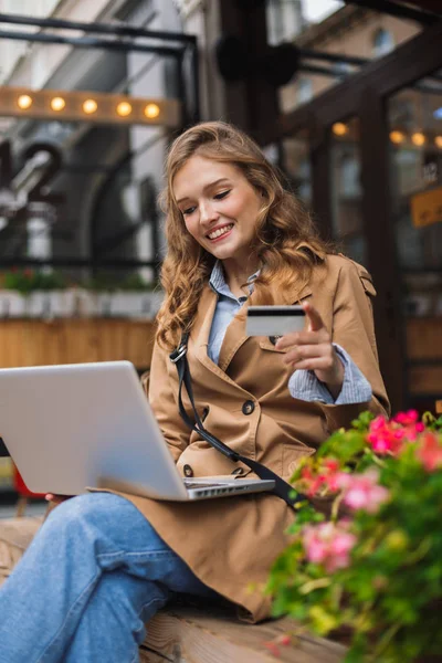 Mulher Muito Sorridente Casaco Trincheira Alegremente Trabalhando Laptop Segurando Cartão — Fotografia de Stock