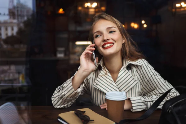 Bardzo Uśmiechnięta Dziewczyna Pasiasty Płaszcz Rozmowy Telefon Komórkowy Radośnie Patrząc — Zdjęcie stockowe