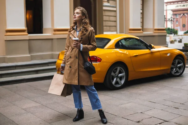 Junge Hübsche Frau Trenchcoat Mit Kleiner Schwarzer Kreuztasche Die Eine — Stockfoto