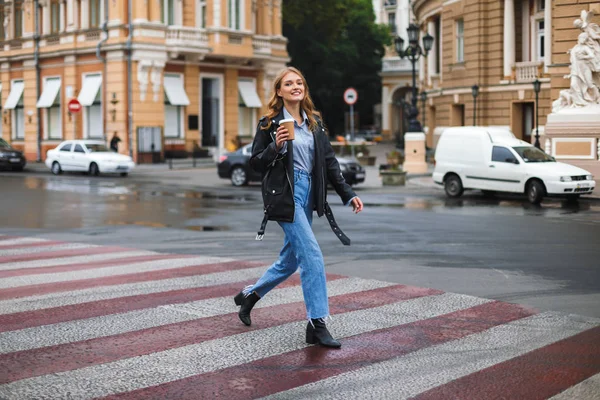 Młoda Piękna Kobieta Uśmiechający Się Skórzanej Kurtce Dżinsy Szczęśliwie Patrząc — Zdjęcie stockowe