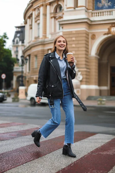 Wanita Muda Ceria Berjaket Kulit Dan Jeans Dengan Senang Hati — Stok Foto