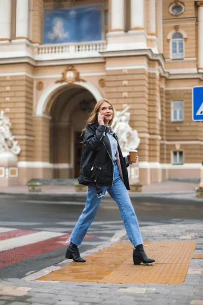 Wanita Muda Yang Menarik Dalam Jaket Kulit Dan Celana Jeans — Stok Foto