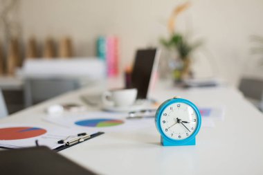 Modern boş ofis masasında mavi çalar saat kadar kapatın 