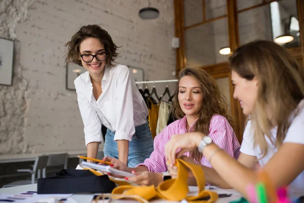 Chica Bastante Sonriente Gafas Camisa Blanca Apoyada Mesa Felizmente Trabajando — Foto de Stock