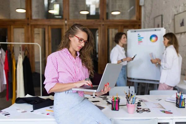 Young Stylish Woman Striped Shirt Denim Skirt Eyeglasses Leaning Desk — Stock Photo, Image