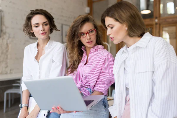 Young Pretty Woman Pink Shirt Eyeglasses Thoughtfully Discussing Work Colleagues — Stock Photo, Image