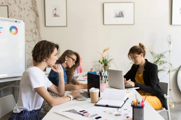 Group Young Women Dreamily Working Laptop Work Beautiful Ladies Sitting — Stock Photo, Image