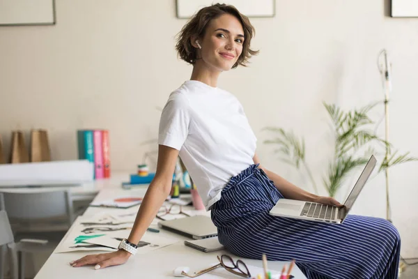 Young Smiling Woman Short Curly Hair Wireless Earphones Sitting Desk — Stock Photo, Image
