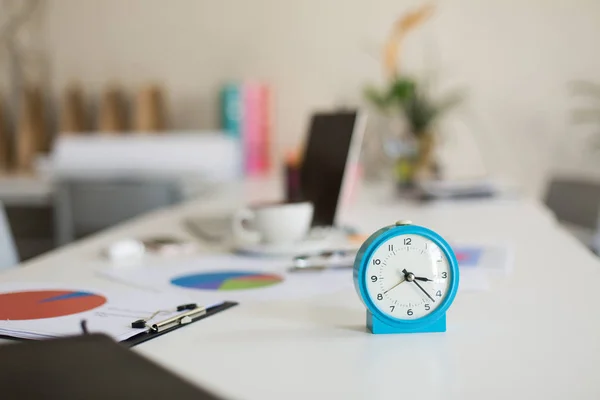 Feche Despertador Azul Mesa Escritório Vazio Moderno — Fotografia de Stock