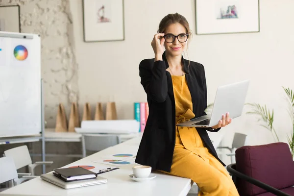 Mooie Jongedame Brillen Zwarte Jas Zitten Bureau Gelukkig Kijken Camera — Stockfoto