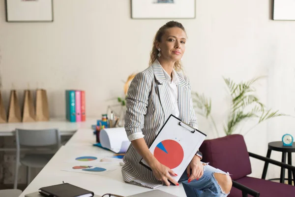 Joven Hermosa Mujer Chaqueta Rayas Vaqueros Sentados Escritorio Soñando Mirando —  Fotos de Stock