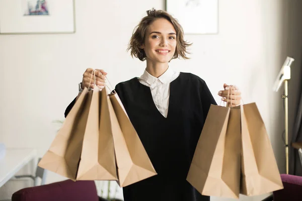 Junge Schöne Lächelnde Frau Mit Kurzen Lockigen Haaren Schwarzem Kleid — Stockfoto