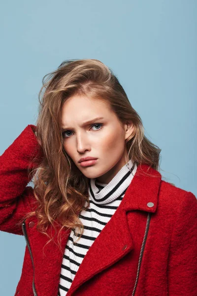 Retrato Jovem Chateado Mulher Com Cabelo Ondulado Casaco Vermelho Infelizmente — Fotografia de Stock