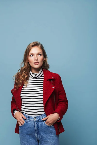 Joven Hermosa Mujer Con Pelo Ondulado Chaqueta Roja Vaqueros Soñando —  Fotos de Stock