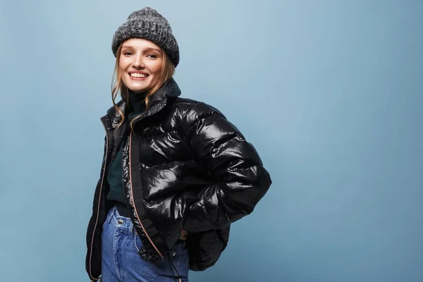 Joven Hermosa Mujer Sonriente Sombrero Punto Chaqueta Plumón Negro Mirando — Foto de Stock