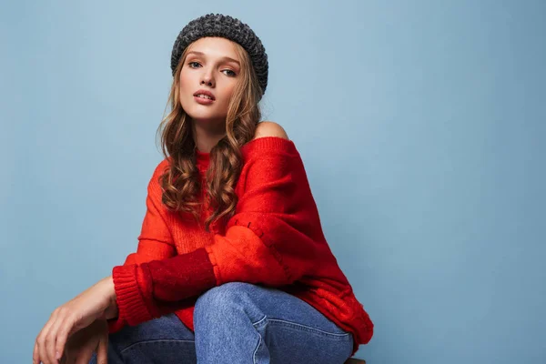 Giovane Bella Signora Con Capelli Ondulati Cappello Maglione Rosso Sognante — Foto Stock