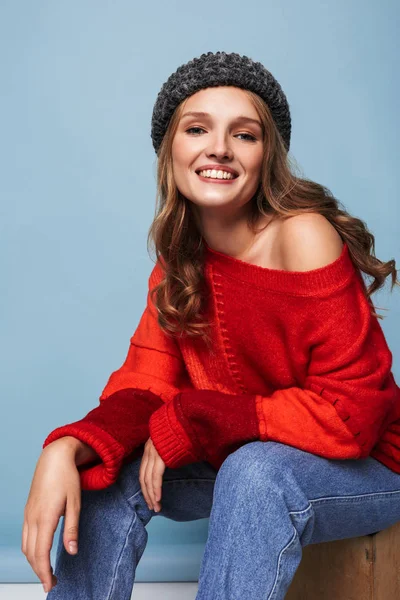 Chica Alegre Con Pelo Ondulado Sombrero Suéter Rojo Felizmente Mirando —  Fotos de Stock