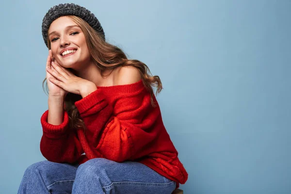 Hermosa Chica Sonriente Con Pelo Ondulado Sombrero Suéter Rojo Mirando — Foto de Stock