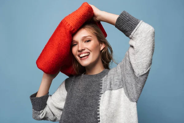 Piękna Dziewczyna Radosny Falowane Włosy Szary Sweter Trzymając Czerwony Sweter — Zdjęcie stockowe
