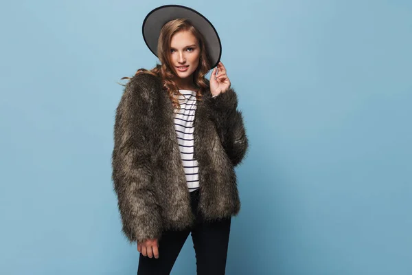 Joven Hermosa Mujer Sonriente Con Pelo Ondulado Chaqueta Piel Sombrero —  Fotos de Stock