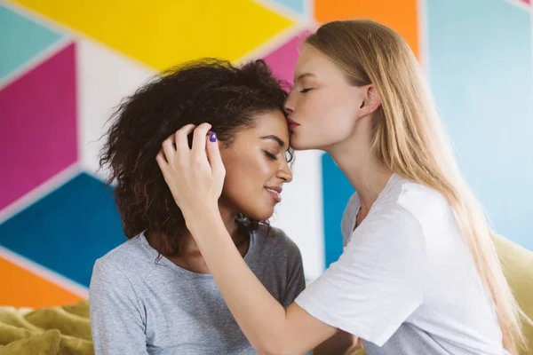 Mladá Krásná Žena Blond Vlasy Zasněně Líbá Čelo Afroamerické Ženy — Stock fotografie