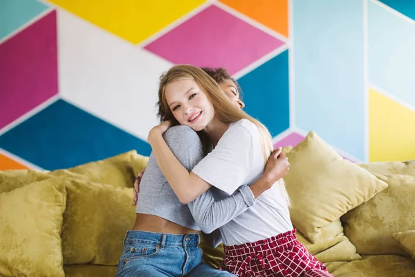 Mujer Alegre Con Cabello Rubio Abrazando Novia Felizmente Mirando Cámara — Foto de Stock