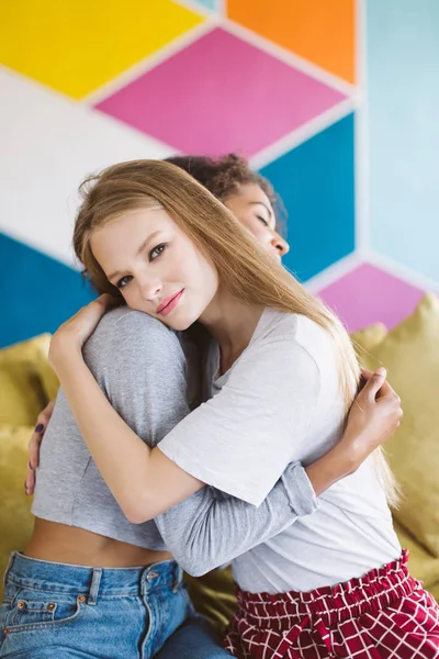 Bella Donna Con Capelli Biondi Che Abbraccia Sognante Fidanzata Trascorrendo — Foto Stock