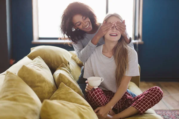 Giovane Donna Afro Americana Sorridente Con Capelli Ricci Scuri Che — Foto Stock