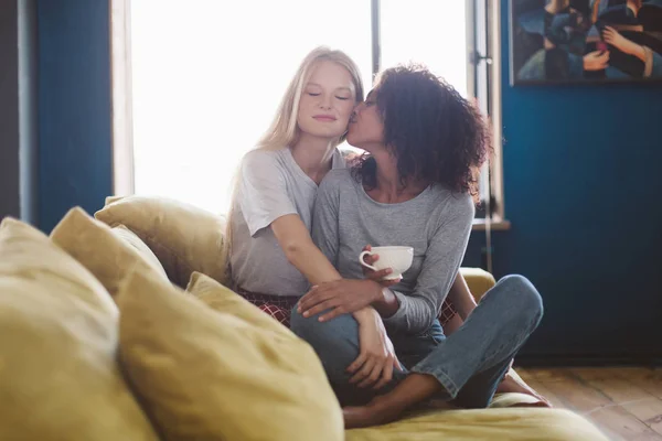 Mladá Atraktivní Žena Blond Vlasy Zasněně Zavřít Oči Když Docela — Stock fotografie