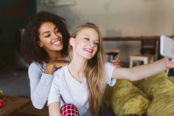 Wanita Muda African Amerika Dengan Rambut Keriting Gelap Dan Wanita — Stok Foto