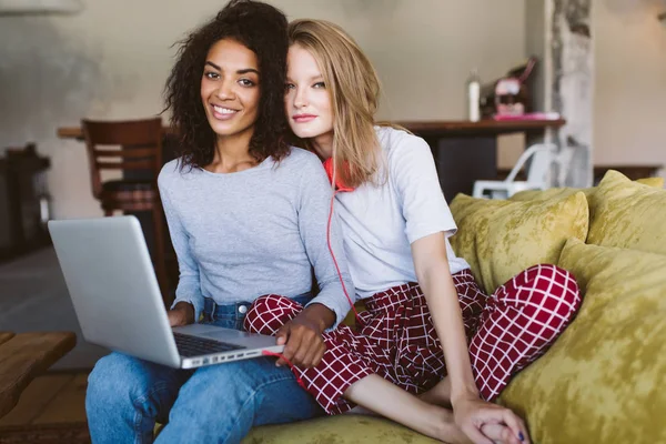 Jovem Mulher Americana Africana Sorridente Com Cabelo Encaracolado Escuro Laptop — Fotografia de Stock